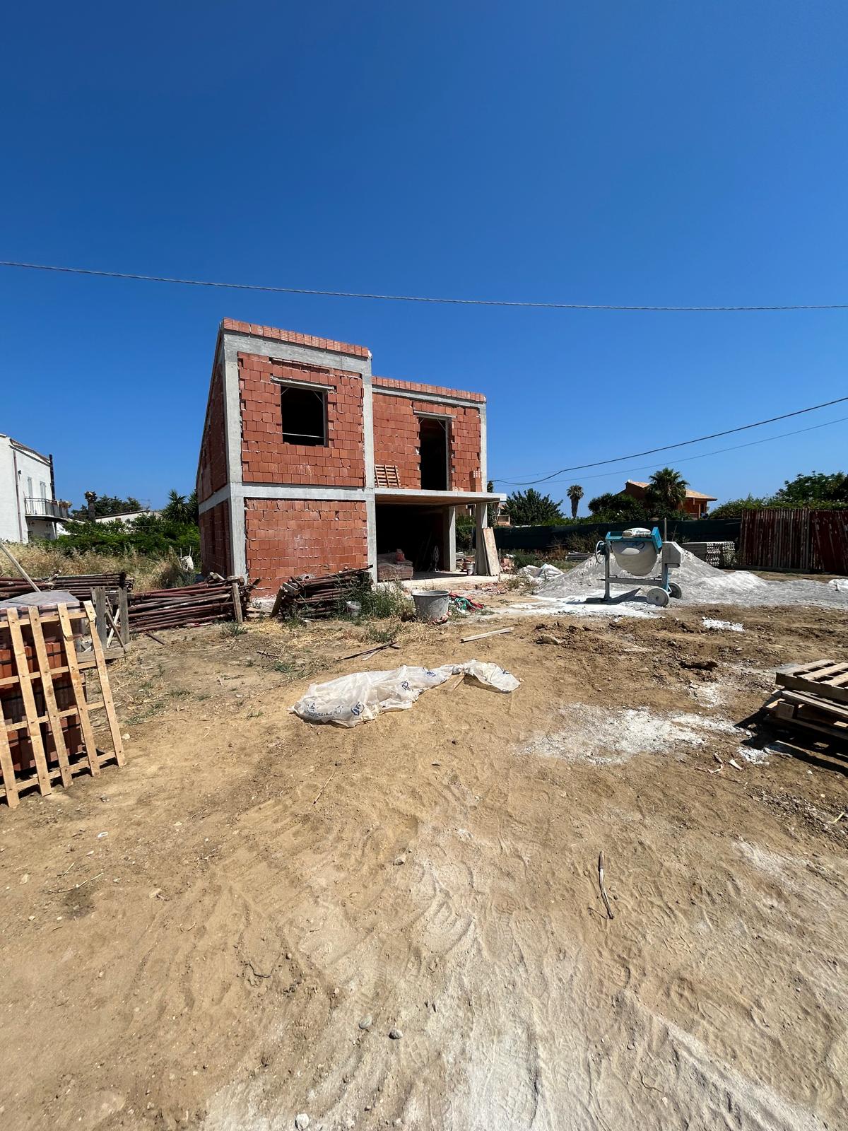 Ulteriore vista della costruzione a Lascari